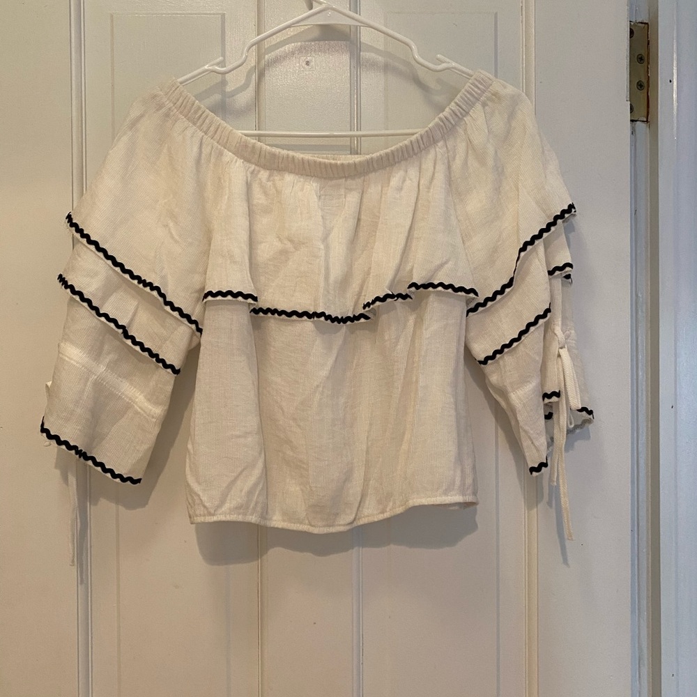 Adorable off the shoulder crop top!